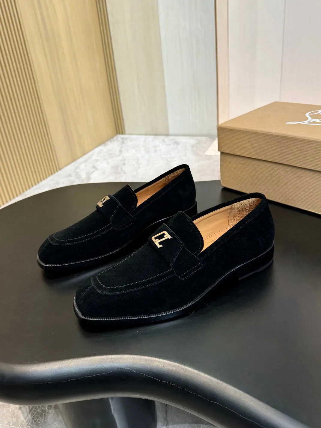 💰960 Christia*.Loubouti*🆑High-end men’s business formal leather shoes｜Classic red-soled shoes｜Original imported first-layer cowhide｜Iconic rivet decoration｜Water-dyed cowhide lining｜Italian imported red cowhide outsole｜High-end luxury｜Perfect interpretation of fashion, sunshine, style, suitable for various occasions Size: 39-44 (customized at 38.45.46)✅